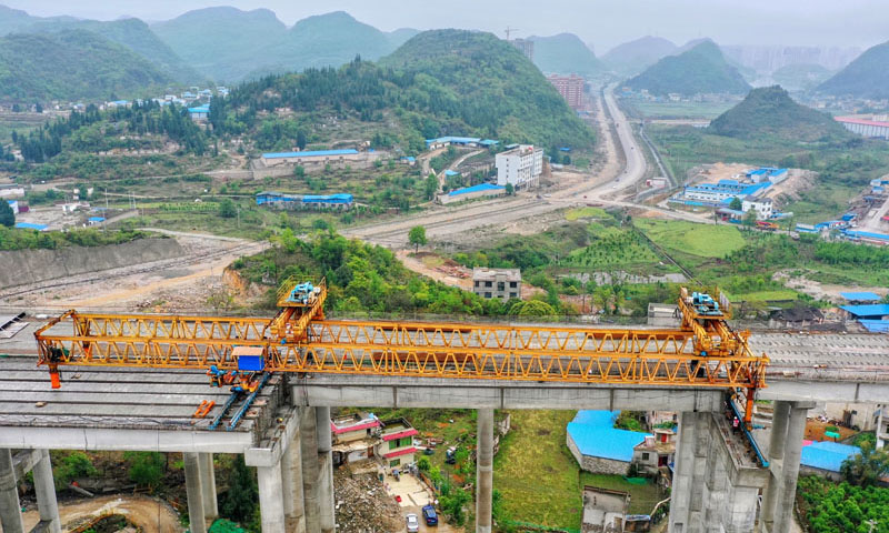 图为4月8日拍摄的建设中的都安高速岩坡哨特大桥。（新华社记者 刘续 摄）