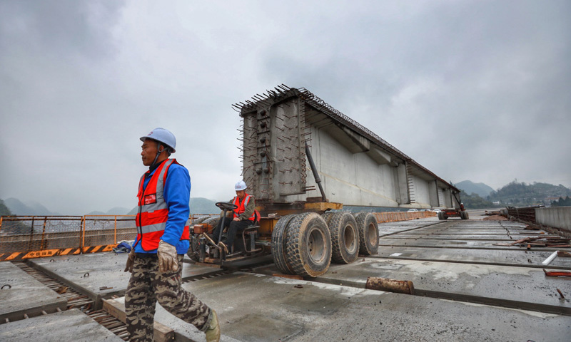 图为4月8日，中铁四局施工人员在都安高速岩坡哨特大桥上施工。（新华社记者 刘续 摄）