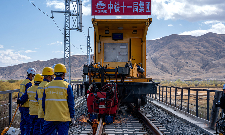 拉林铁路是国家“十三五”规划重点工程项目，设计时速160公里，是西藏首条电气化铁路。拉林铁路新建正线全长403.144公里，设计为区间无缝线路，全线均铺设500米长的钢轨，需完成的钢轨焊头800多对，焊轨工作预计到2021年3月底全线完成。图为拉林铁路首次无缝线路焊接现场。（丁庆滨 摄）