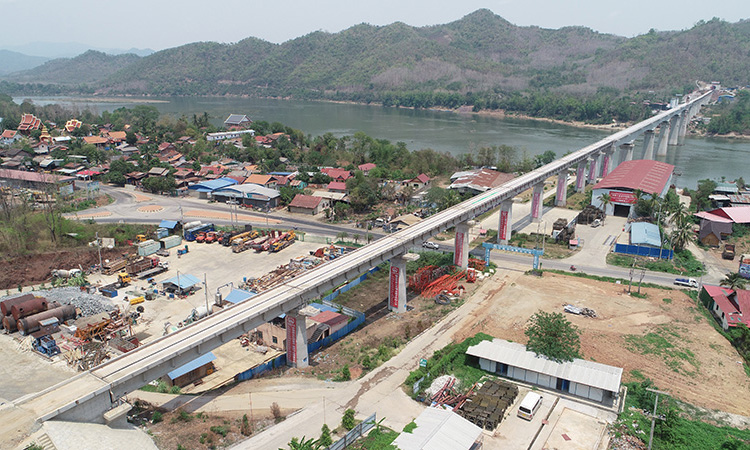 图为4月23日在老挝拍摄的中老铁路琅勃拉邦湄公河特大桥T梁架设现场。