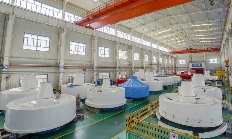 4月25日，在哈密中车新能源电机有限公司生产厂房，工人安装直驱永磁风力发电机。（新华社记者 赵戈 摄）