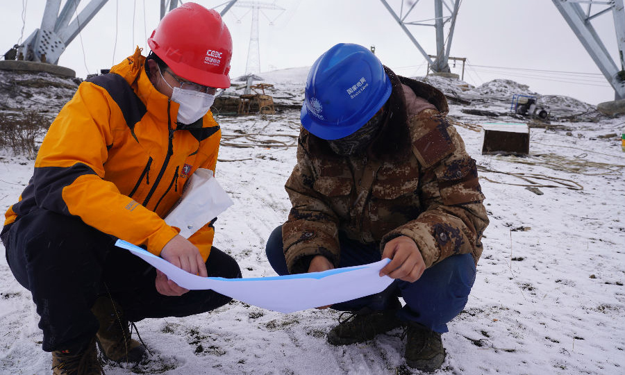 4月下旬，在海拔3100米的甘肃省甘南藏族自治州合作市根沙村，天空时不时还飘起雪花。在国家重点工程青海—河南±800千伏特高压直流输电线路工程(简称“青豫工程”)甘肃段施工现场，施工人员站在80米高的铁塔上，在“高寒缺氧”的情况下紧张施工。