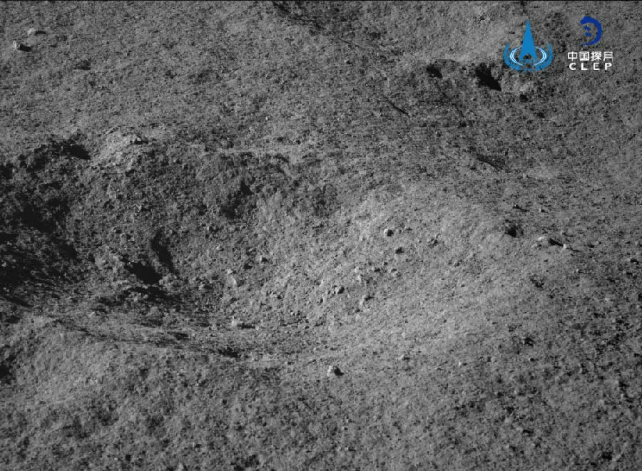 基于第17月昼LET01704点全景相机拼接影像、DOM影像等数据情况，在“玉兔二号”月球车当前位置西南方向距离3米处，发现一直径约为1.3米、深度不超过20厘米的小坑，小坑的中央及东南方向，存在反射率较高的物质，同周围月壤的亮度有明显区别。待通信资源恢复后，“玉兔二号”月球车搭载的红外成像光谱仪将对该小坑的特定区域进行探测。