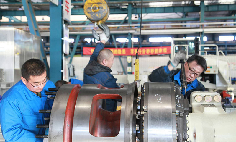 为按期完成市场保供任务，进一步提升矿用车的质量和产品竞争力，近日，中国兵器工业集团北重集团北方股份的一线员工在总装车间围绕10台TR50D进行整车装配，他们“打头阵”冲锋在一线，一次又一次地掀起了大干高潮，彰显了青春的蓬勃力量。（文/图 郭新燕）