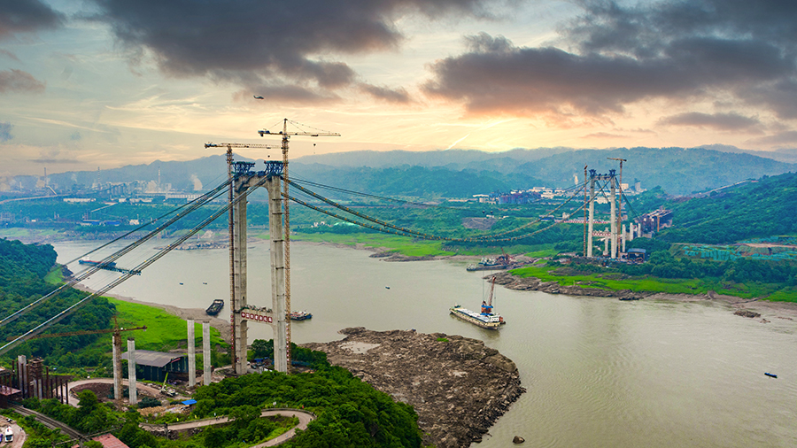 5月25日下午，由中国铁建承建的大跨度跨长江悬索桥——重庆长寿长江二桥首段钢箱梁吊装成功。图为航拍下的重庆长寿长江二桥施工现场。