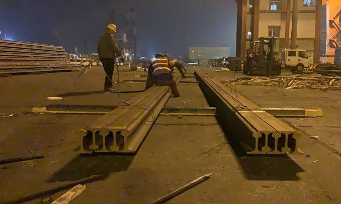 图为5月4日凌晨，中国铁物轨道集团工人昼夜作业打包钢轨。