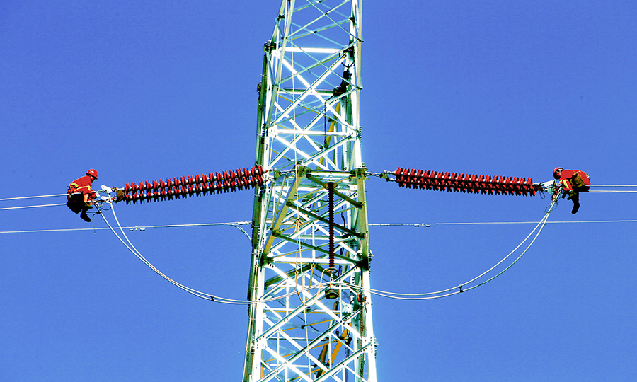 施工过程中，技术人员在60米高的铁塔上进行高空作业，连续拆除电力旧塔14基，新建电力铁塔11基，改造线路全长3080米。图为上连接跳线。（范成涛 摄）