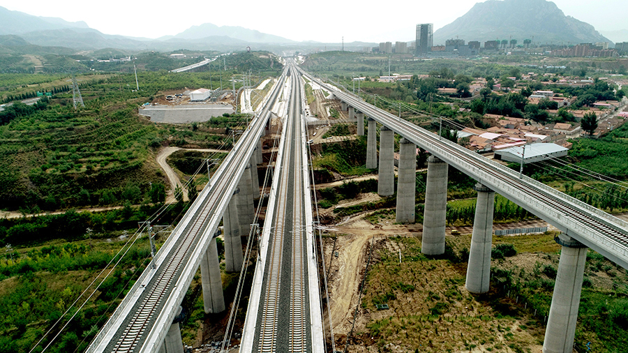 在中铁二十局建设者的共同努力下，北京2022年冬奥会配套工程——崇礼铁路二标项目如期完成了绿化工程施工。施工过程中，他们严格种植工序，确保了151万株苗木全部成活。领跑全线的绿化施工任务。图为完成绿化工程施工的戴家营2号大桥。（曲志忠 摄）