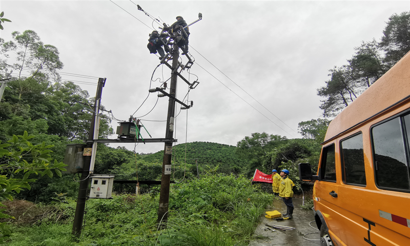 6月7日，南方电网广西桂林供电局两江供电所抢修人员对10千伏渡河沙线进行抢修。（梁承海 韦竞祯 摄）