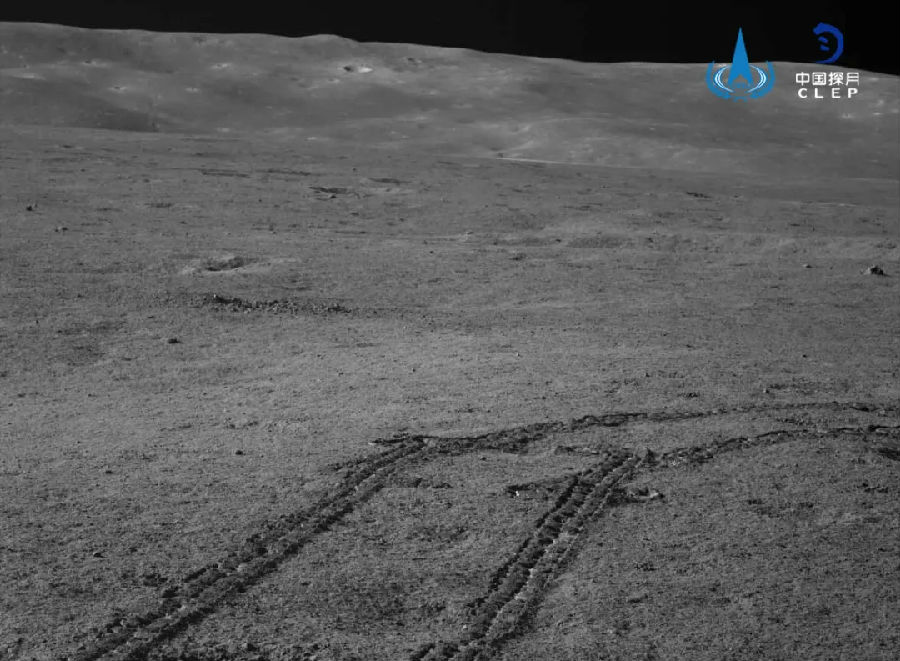 6月15日，嫦娥四号着陆器和“玉兔二号”月球车分别于13时49分和0时54分，结束了寒冷且漫长的月夜休眠，受光照自主唤醒，进入第十九月昼工作期。截至6月15日，嫦娥四号已在这里度过了529个地球日。为了给我国首次火星探测任务提供通信支撑，国内佳木斯、喀什两个深空测控站经过一个多月的适应性改造，已于6月13日正式竣工。目前，通信已经恢复正常，继续支撑“玉兔二号”的月球背面之旅。