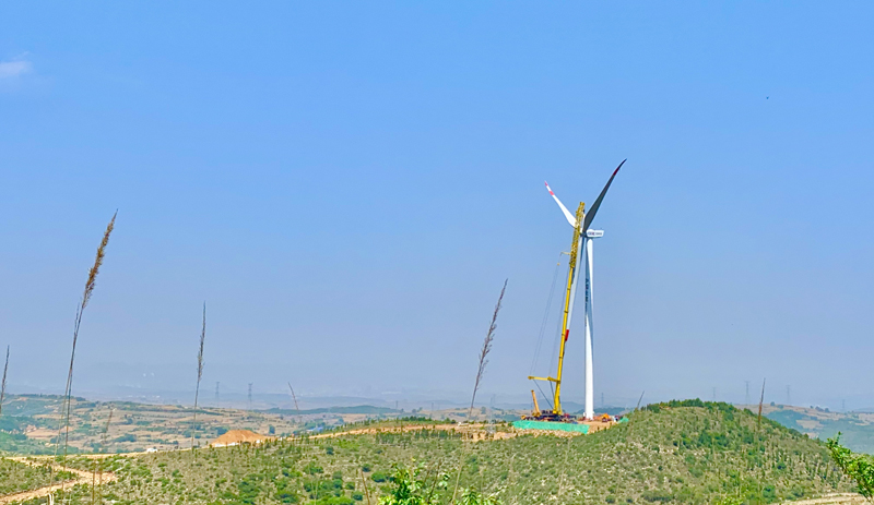 山西电建着力推动平定风电项目建设工作，将此次首台风机吊装任务作为疫情发生以来复工达产的一个“小目标”。