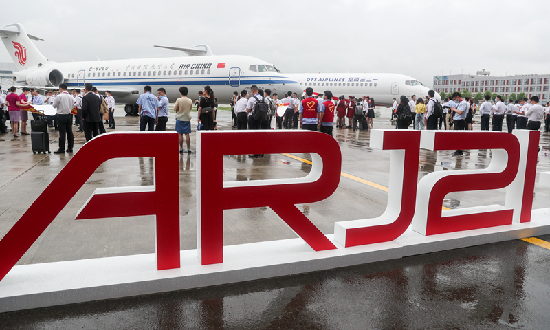 6月28日，三架崭新涂装的国产新支线客机ARJ21飞机在位于上海浦东的中国商用飞机有限责任公司总装基地集结，分别交付给国航、东航、南航三大航空公司，标志着ARJ21进入我国主流民航市场。图为崭新涂装的国产新支线客机ARJ21飞机停放在中国商用飞机有限责任公司总装基地内。（新华社记者 丁汀 摄）