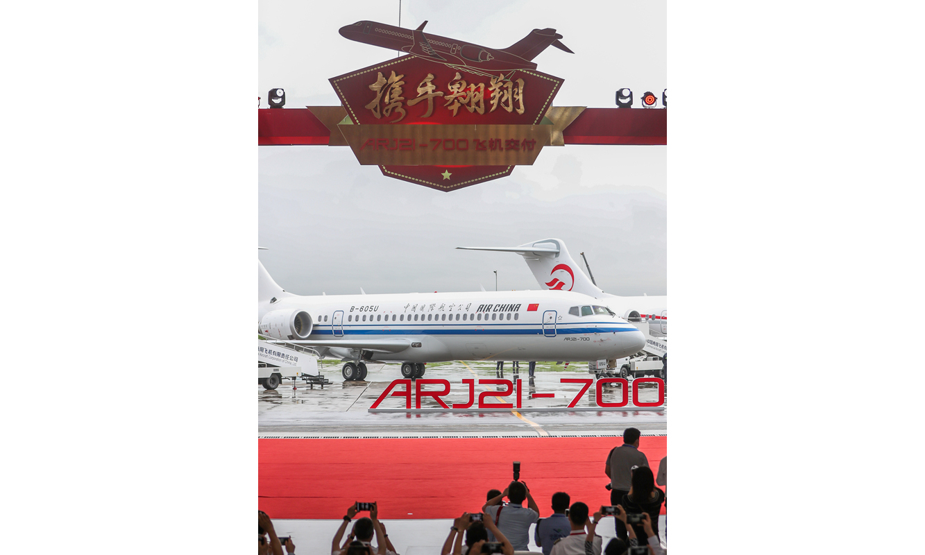 图为6月28日拍摄的飞机交付仪式现场。（新华社记者 丁汀 摄）