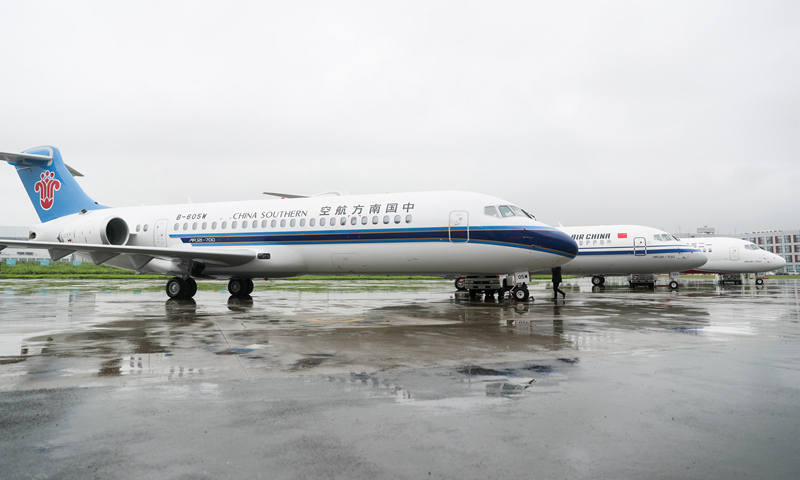 图为6月28日，三架崭新涂装的国产新支线客机ARJ21飞机停放在中国商用飞机有限责任公司总装基地内。（新华社记者 丁汀 摄）