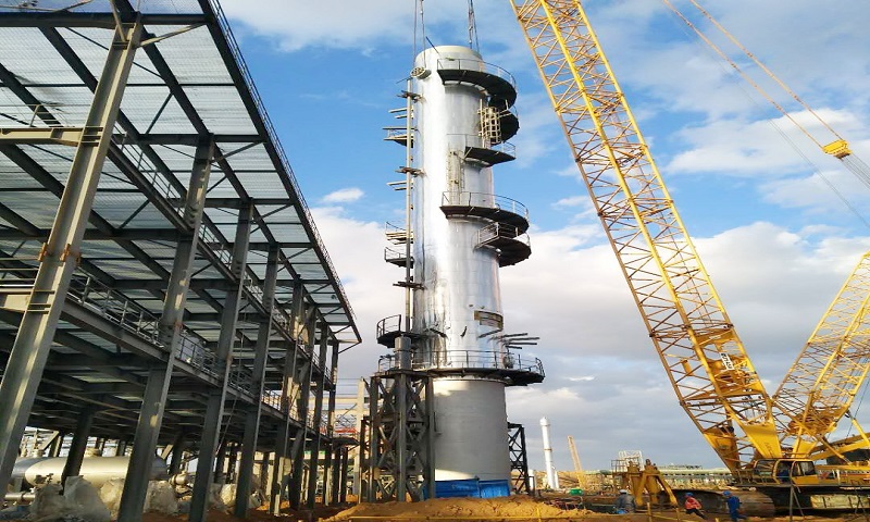 陕西精益化工煤焦油深加工多联产综合利用项目分为制氢中心、油品中心和储运中心。图为粗甲醇加压塔吊装。