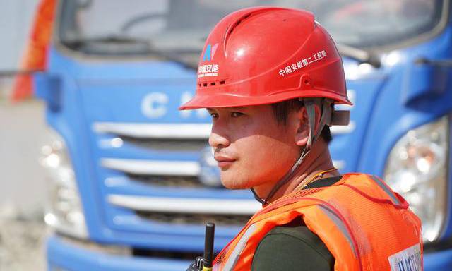 图为7月12日，工作人员在问桂道圩堤施工现场调度车辆。