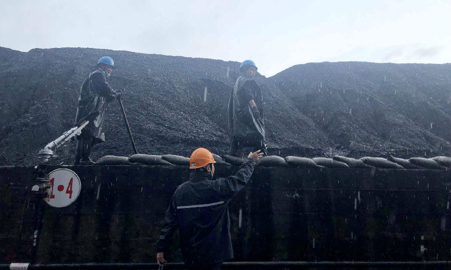 国家能源集团汉川发电公司积极应对煤场积水，保障燃煤安全。