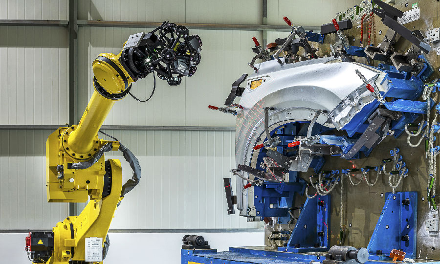 图为长安汽车合肥工厂的机器人正在进行蓝光扫描。
