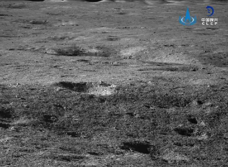7月15日5时48分，在月球背面的嫦娥四号着陆器顺利唤醒。此前，“玉兔二号”月球车已在7月14日12时53分唤醒。两器的顺利唤醒标志着“嫦娥”携手“玉兔”进入第20月昼工作期，不断创造着新的记录。在本月昼工作期，着陆器搭载的月表中子及辐射剂量探测仪、低频射电频谱仪将按计划开机工作。根据前期获取的月面影像数据，“玉兔二号”月球车将继续向西北方向玄武岩或反射率较高的撞击坑区域行进，全景相机、测月雷达、红外成像光谱仪、中性原子探测仪等科学载荷同步开展科学探测任务。