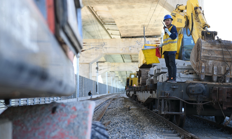 图为7月20日，中铁二十四局施工人员在平潭海峡公铁大桥施工现场作业。（新华社记者 林善传 摄）