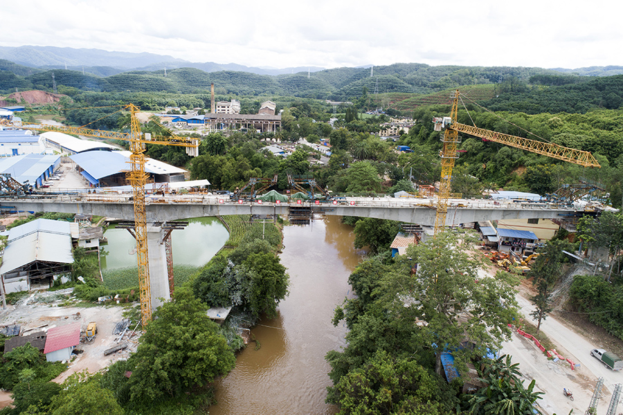 7月20日，由中国铁建所属中铁二十五局承建的中（国）老（挝）昆（明）万（象）铁路南腊河特大桥、南大窝河大桥连续梁顺利合龙。至此，中老铁路国内段桥梁工程已完成90%，为全线明年建成通车奠定基础。南腊河特大桥全长778米，共设23个墩台，桥跨结构采用简支T梁与连续梁相结合的方式进行架设，连续梁长145.2米，主跨跨越南腊河。图为南腊河大桥合龙。（胡子豪 摄）