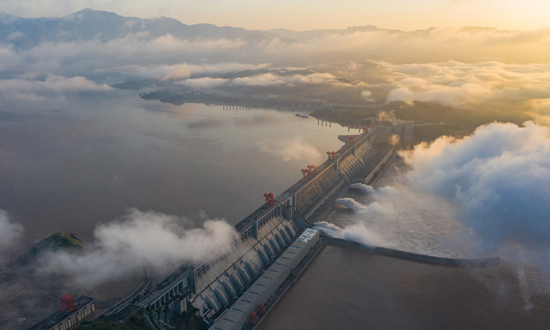 图为7月27日，长江三峡枢纽工程开启泄洪深孔泄洪。新华社发（郑家裕 摄）