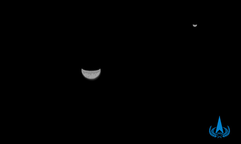 7月27日，北京航天飞行控制中心飞控团队与中国空间技术研究院试验队密切配合，控制“天问一号”探测器在飞离地球约120万公里处回望地球，利用光学导航敏感器对地球、月球成像，获取了地月合影。在这幅黑白合影图像中，地球与月球一大一小，均呈新月状，在茫茫宇宙中相互守望。图为7月27日“天问一号”探测器利用光学导航敏感器拍摄的地月合影。