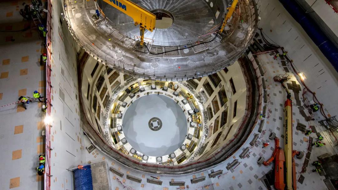 起重机将ITER的低温恒温器底座吊入托卡马克堆芯，开始反应堆组装。