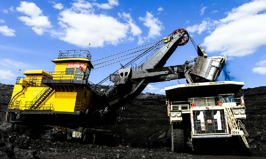 这里的煤层埋藏浅、倾角小、厚度大、赋储条件好，煤质为特低硫、特低磷、中低灰分的优质褐煤，原煤发热量3600大卡左右。图为煤炭生产现场。