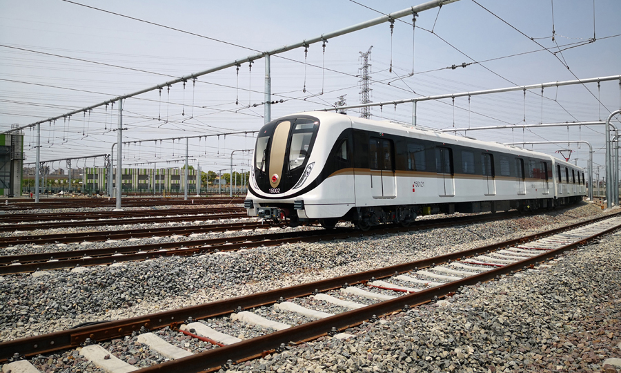 7月30日，由中国铁建所属中铁十一局电务公司等单位参建的上海轨道交通15号线进入全线动车调试阶段。图为列车在线路上进行调试。（刘杰 摄）
