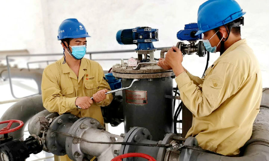8月3日，国华电力沧东电厂积极争取机会电量，实现四台机组满负荷运行，将“迎峰度夏”工作落到实处。图为该厂职工正在进行环保设备修后回装。