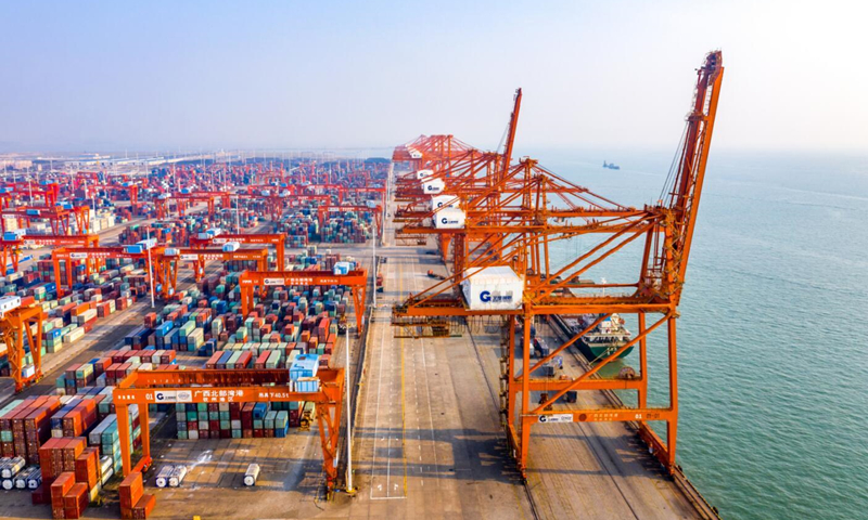 广西北部湾国际港务集团与中交集团合作，着力打造钦州港区集装箱干线港。广西国资委供图