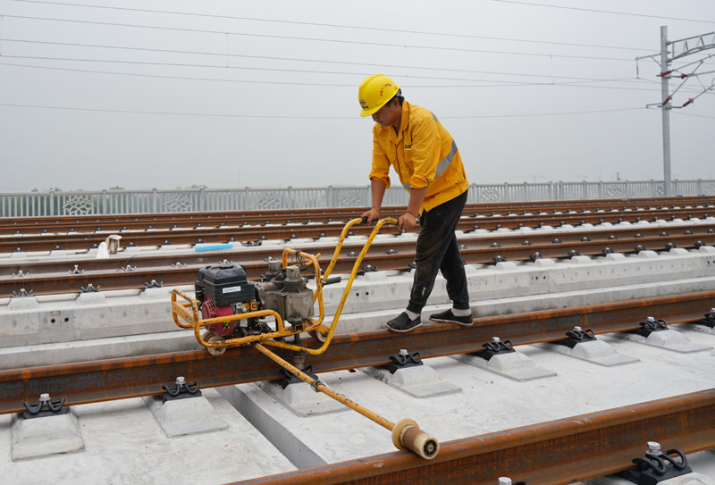 图为8月17日，中铁十二局工人在进行铺轨作业。（新华社记者 牟宇 摄）
