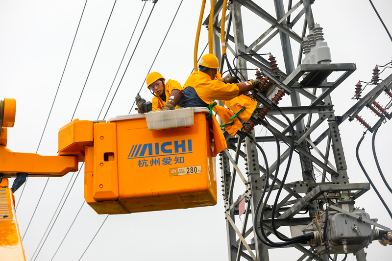 图为8月19日，南方电网广东中山供电局抗击台风带电作业抢修受损供电线路。（孙嘉彪 摄）