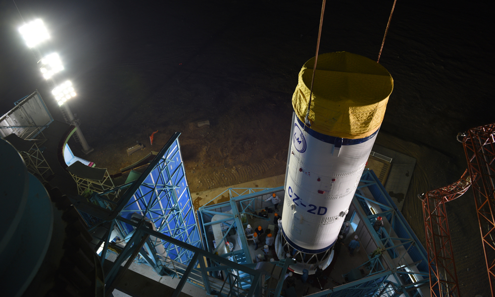 在高可靠性的基础上，长二丁火箭具备强大的环境适应性，能提供周到的服务保障，可以在酒泉、西昌、太原三大卫星发射中心执行任务。2021年，长二丁火箭还将全面推行图像测量系统，火箭飞行段观测将更直观。本次任务是长征系列运载火箭的第343次发射。图为长二丁火箭整装待发。