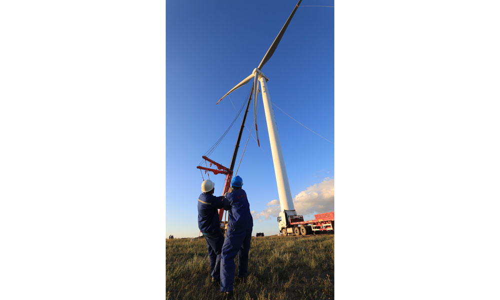 该项目位于内蒙古锡林郭勒盟正镶白旗明安图镇乌宁巴图嘎查，距离白旗县城18公里。图为建设者正在调整风机叶片就位方向。