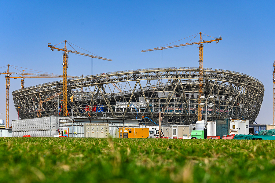 “这将是2022年世界杯赛场上最瞩目的那片绿茵！”近日，中国铁建2022年卡塔尔世界杯主体育场卢赛尔体育场项目完成备草区草坪建植，进入生长养护期。图为种植草坪的备草区位于体育场项目附近。