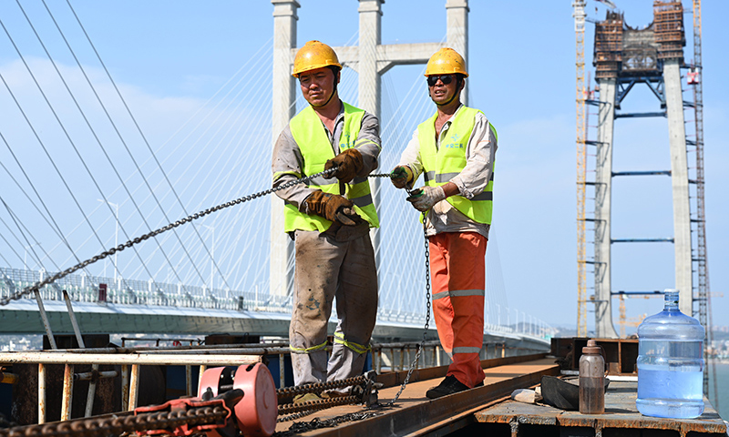 图为9月11日，中交二航局施工人员在新建福厦铁路泉州湾跨海大桥首榀钢箱梁吊装现场施工。（新华社记者 林善传 摄）