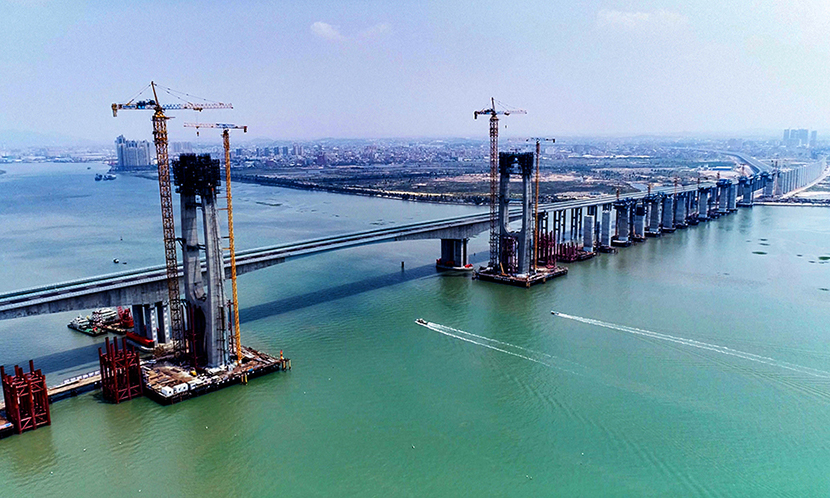 泉州湾跨海大桥身披三个“世界第一”，一个“世界第四”：世界首座高速铁路跨海大跨斜拉桥，世界首座行车速度超过300公里/小时的跨海大跨桥梁，世界首座采用免涂装耐候钢的大型跨海工程，世界第四长跨海铁路大桥。图为建设中的泉州湾跨海大桥。