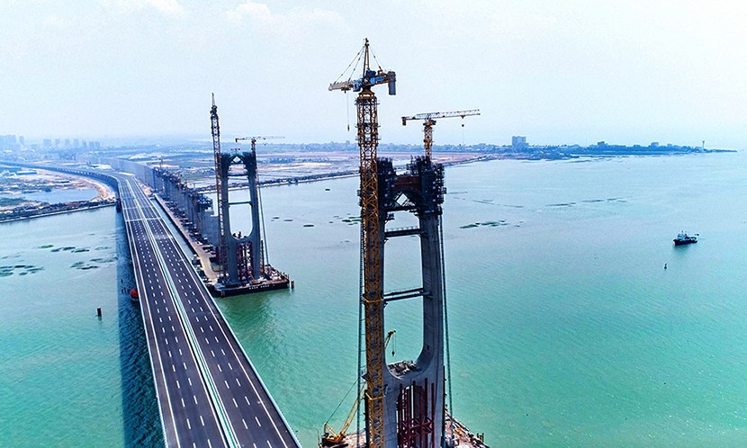 泉州湾跨海大桥在世界铁路斜拉桥首次全联长采用钢-混结合梁，主梁采用流线箱形结构，减少了复杂风环境下的风致振动，满足了跨海大桥通行高速铁路列车的技术要求。图为建设中的泉州湾跨海大桥。