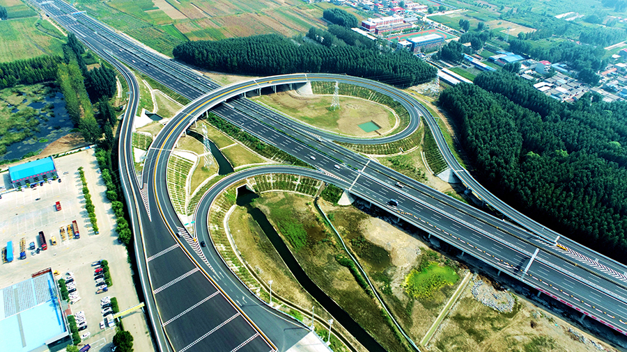 京沪高速公路是连接北京、上海的交通大动脉，改扩建过程中要求不断交施工，建设过程中面临着新老桥梁拼接、旧桥改造、新旧路基等技术难题。对于工程质量、绿色环保、智能化应用、平安工地等方面都提出了更高的要求和考验。图为通行后的京沪高速公路兰陵段。