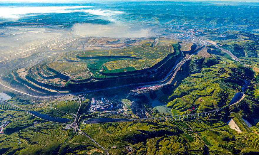准能集团哈尔乌素露天煤矿排土场全景。