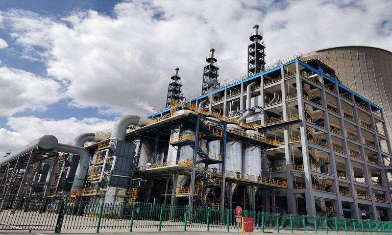 9月18日，中国化学工程承建的新疆宜化项目试生产尿素产品顺利下线，标志着新疆宜化项目第三阶段复产开车取得阶段性成果。图为项目现场。