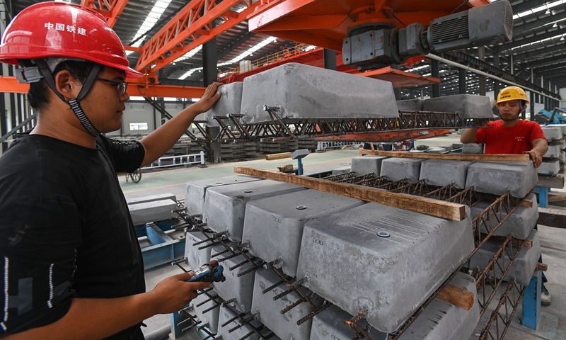 图为9月22日，工人在中国铁建华南建设有限公司南沙混凝土制品加工中心地铁轨枕生产线上进行混凝土轨枕码垛作业。（新华社记者 刘大伟 摄）