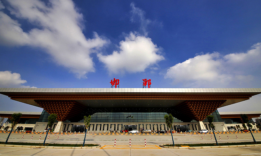 作为服务京津冀协同发展的重点交通项目，邯郸机场改扩建工程主要包括新建大型航站楼、航管楼、跑道升级和通航机库，包括智能化的值机、安检系统以及增设5G通讯设施等，2018年5月开工建设。