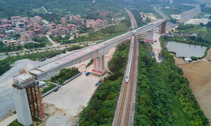 图为9月24日，在已完成转体的新建福厦铁路西溪特大桥下方，动车组列车在杭深铁路上行驶。（新华社记者 宋为伟 摄）