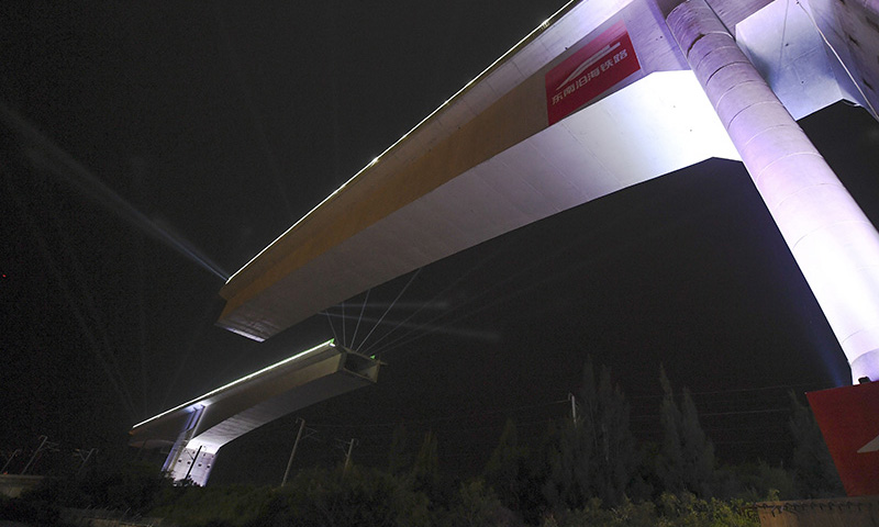 图为9月23日晚拍摄的新建福厦铁路西溪特大桥跨杭深铁路连续刚构转体梁转体施工现场。（新华社记者 宋为伟 摄）