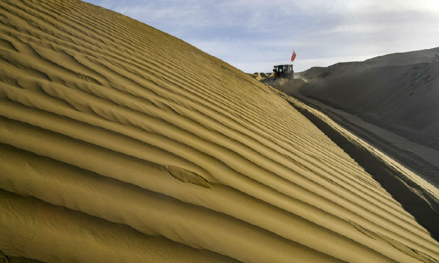 该段公路穿越沙漠腹地，施工难度大，施工方克服无水、无电、无信号、无便道、高温、沙尘暴等困难，攻克沙漠地区风积沙路基填筑关键技术，推平32处高大沙山，填平28处丘间洼地，共挖填约2700万立方米沙土。