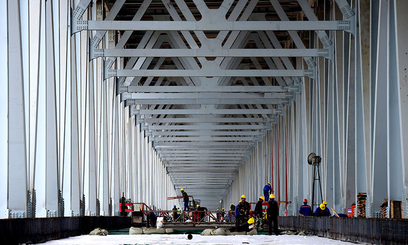 郑济铁路郑州黄河特大桥主桥全长2016米，采用公路、铁路上下层合建的布置形式，设计4线铁路、6车道快速公路。图为10月7日拍摄的施工中的郑济铁路郑州黄河特大桥。（新华社记者 朱祥 摄）