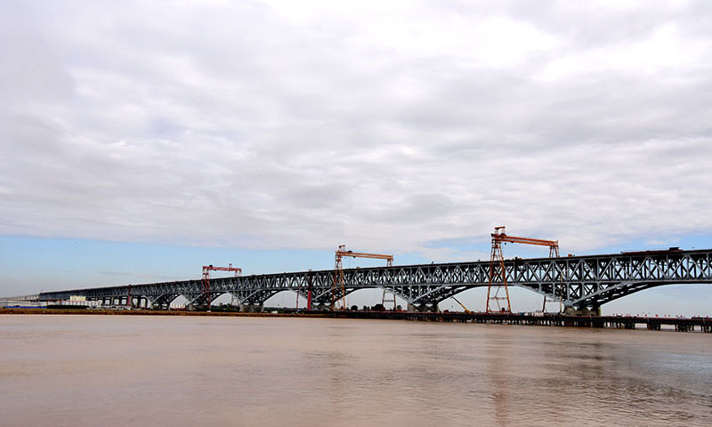 图为10月7日拍摄的施工中的郑济铁路郑州黄河特大桥。（新华社记者 朱祥 摄）